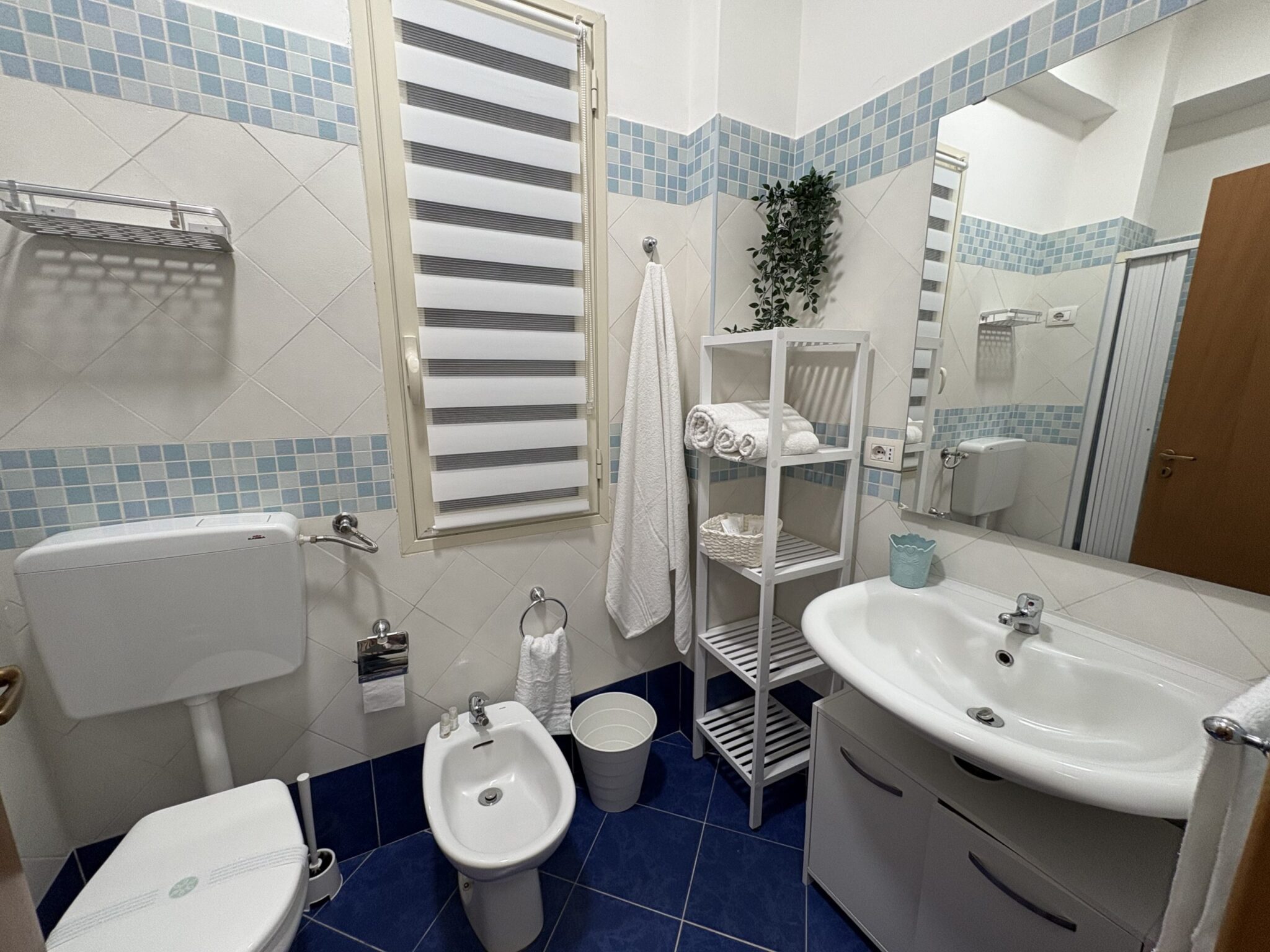 Bagno completo e luminoso con biancheria