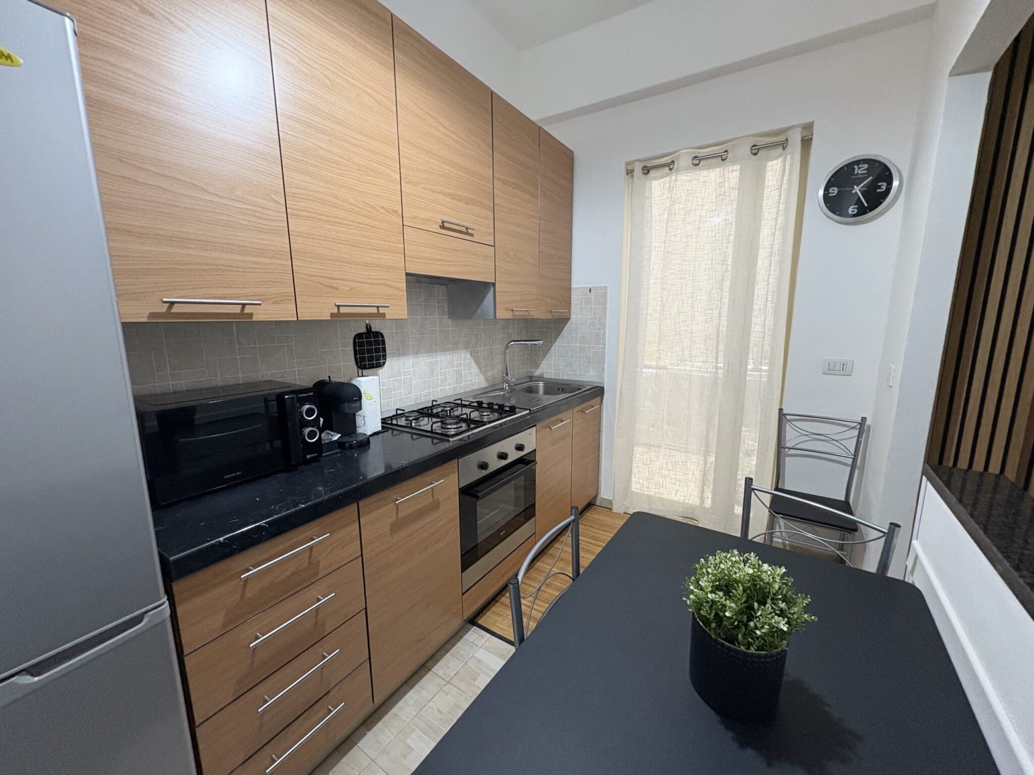 Cucina completa e luminosa di LuXia Apartment